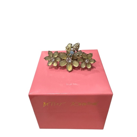 Betsey Johnson Flower
Rhinestone Bee Stretch Duo
Ring Very Rare - Picture 3 of 9